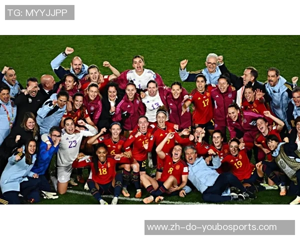 八十年代足球传奇群英荟萃合照 展现金色时代球场风采